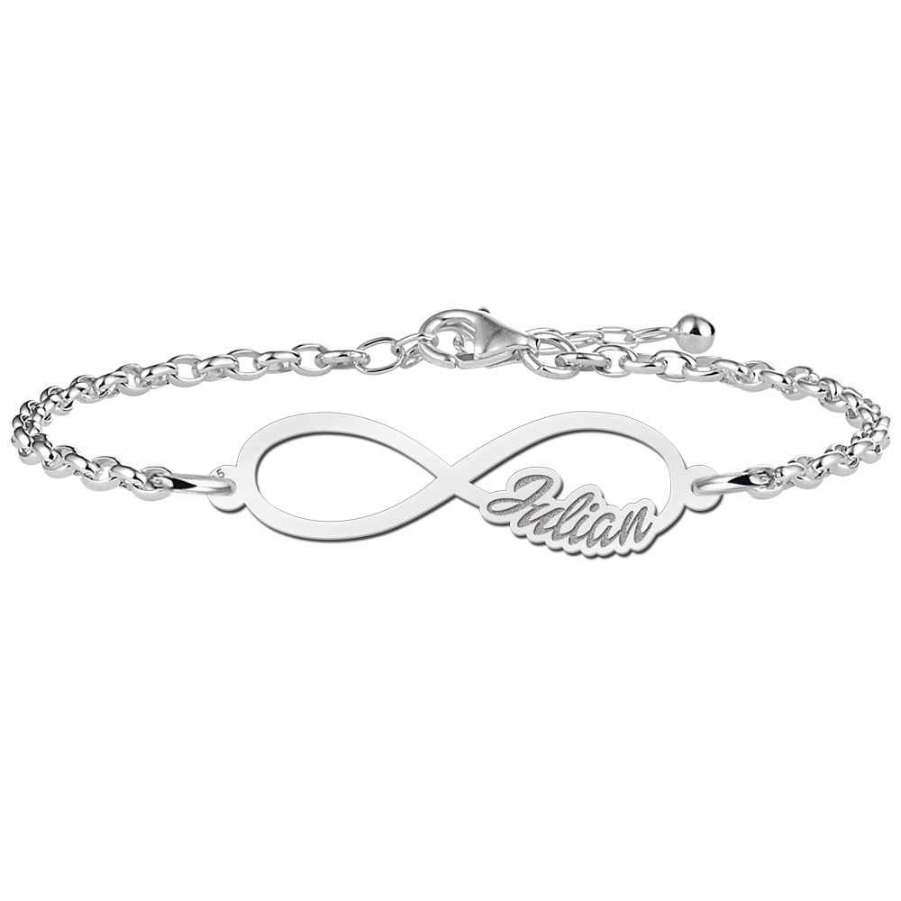 Silbernes Infinity Armband mit einem Namen