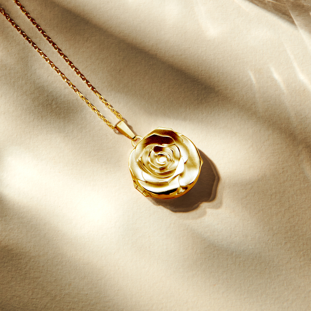 Goldenes Medaillon aus einer Rosenform