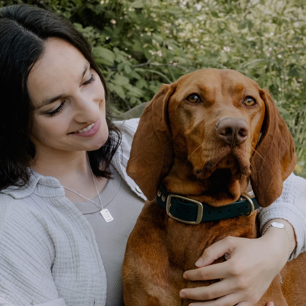 Silberne Kette mit Anhänger Englische Buldogge