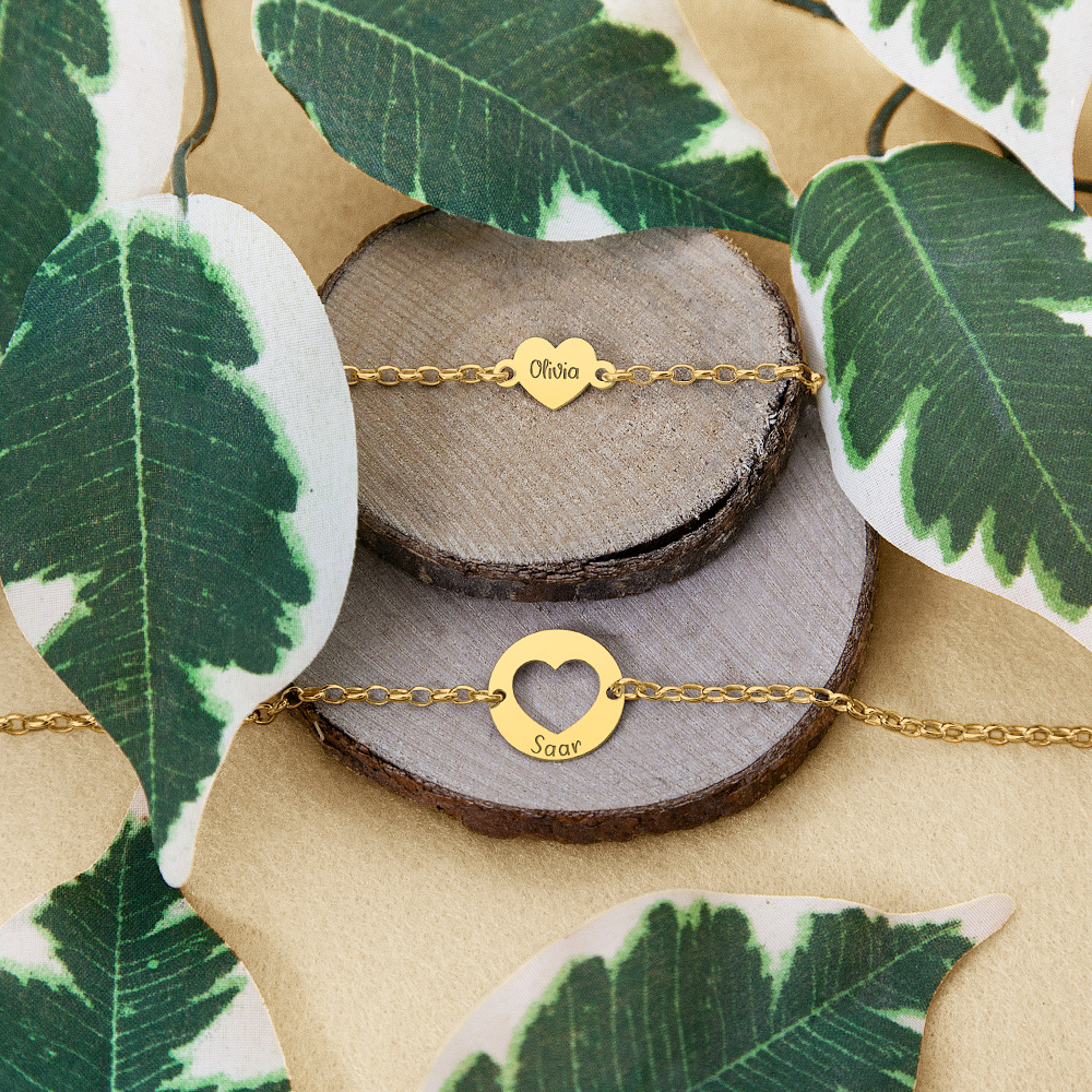 Goldenes Armband-Set mit Namen und Herzen