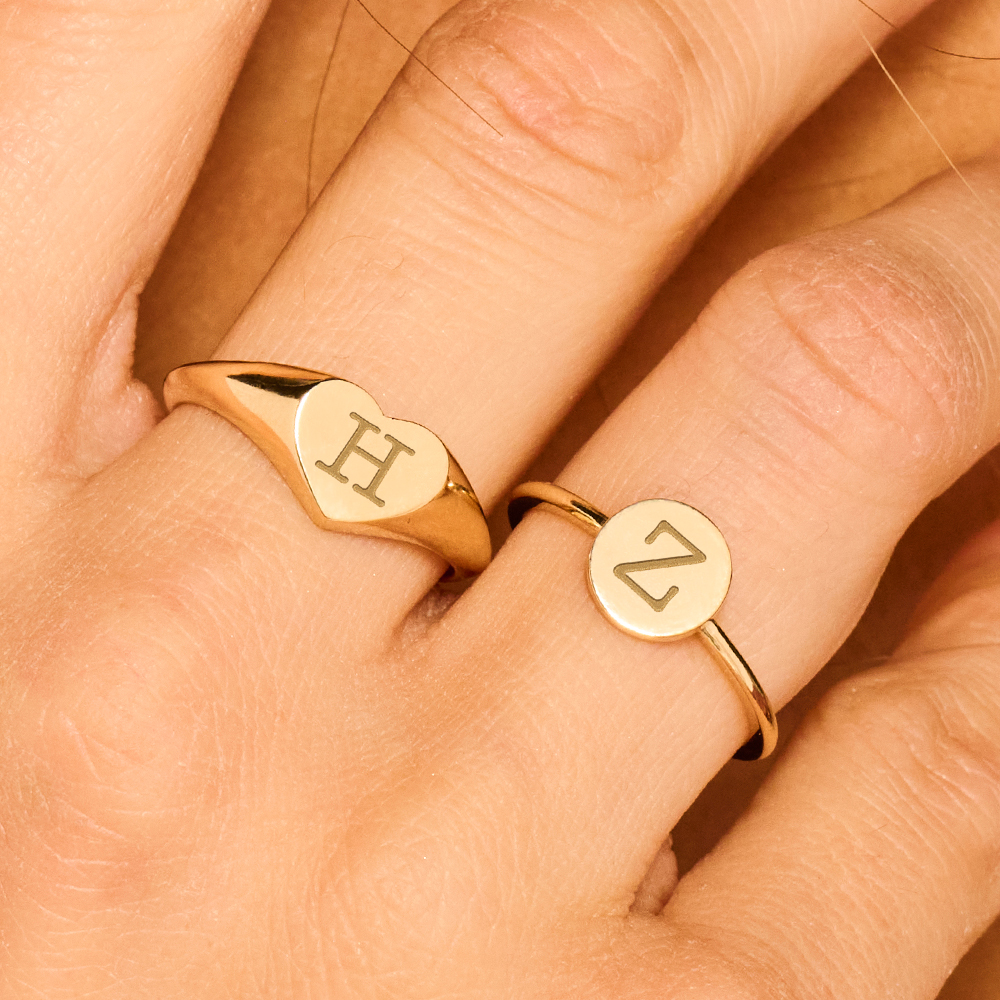 Goldener Ring mit Initialen Rund