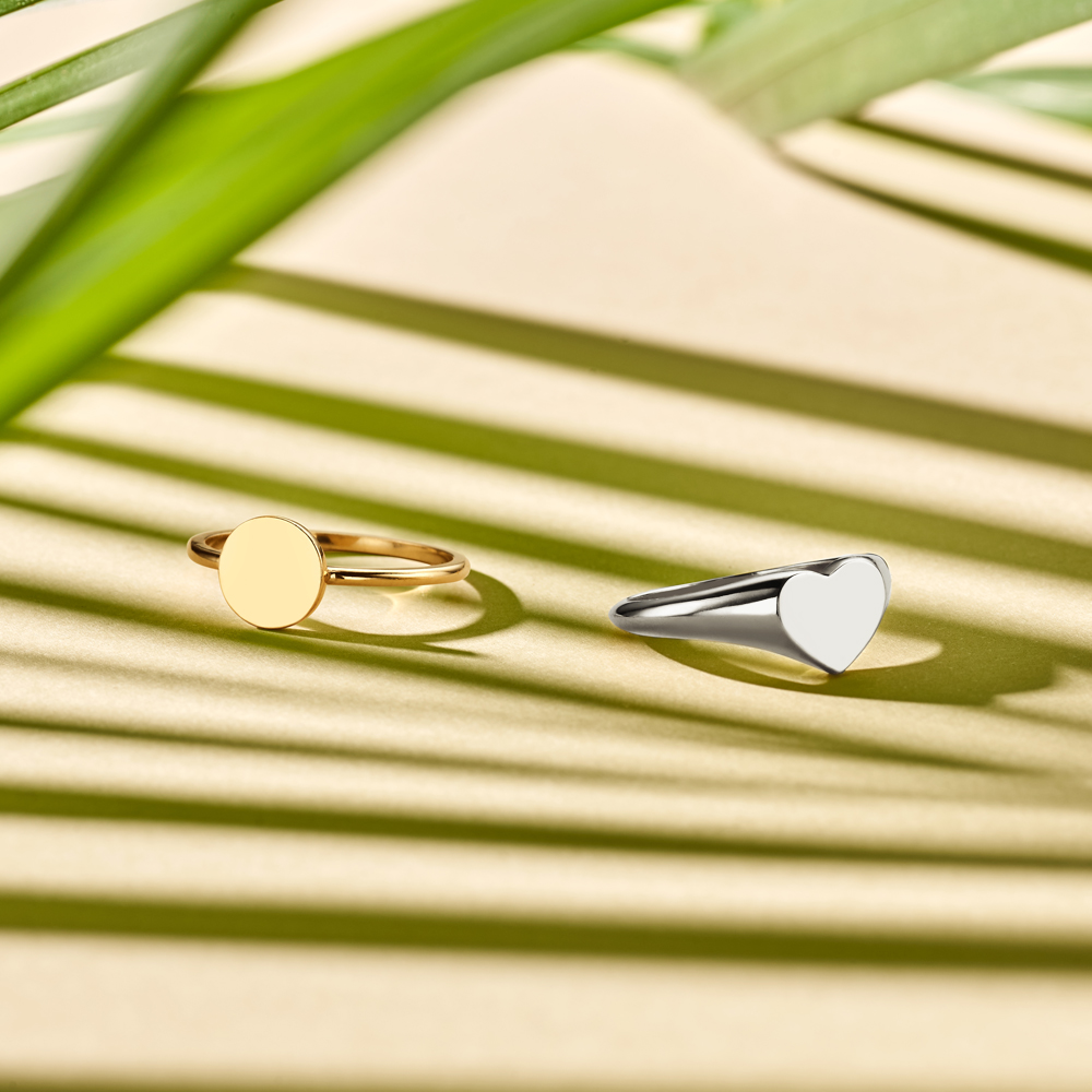Silberner Siegelring mit Fingerabdruck in Herzform