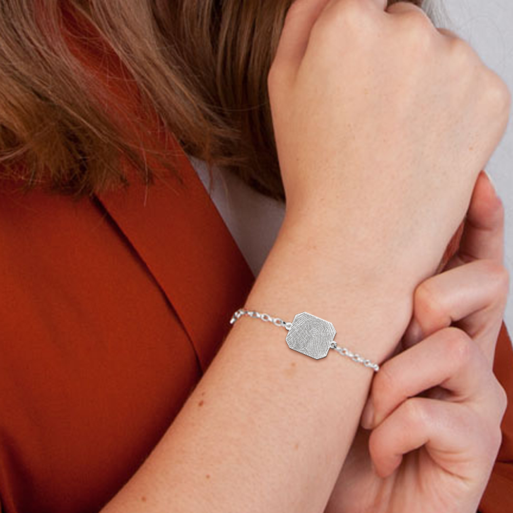 Silberarmband mit rechteckigem Fingerabdruck-Anhänger