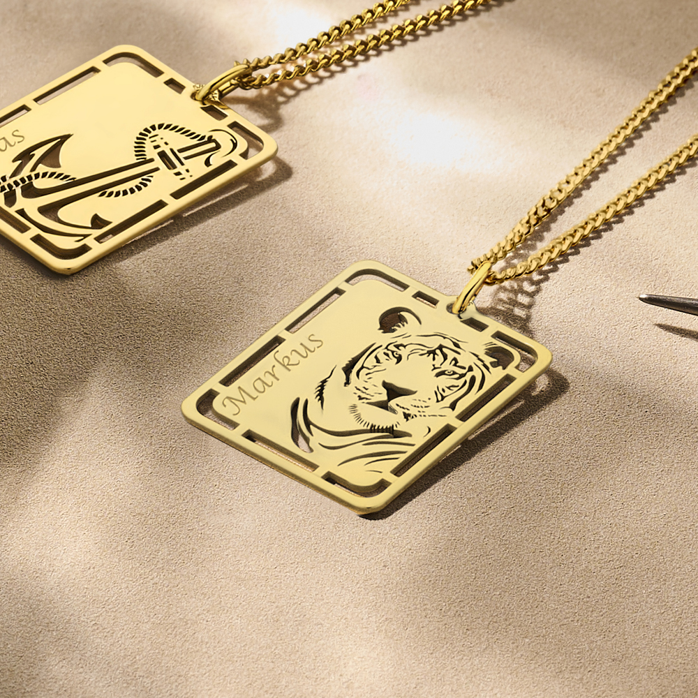 Goldener Anhänger mit Tiger und Namensgravur