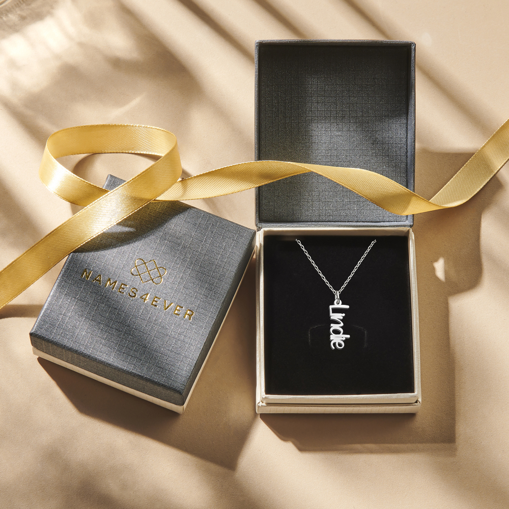 Silberne vertikale Namenskette Lindie im modernen Schriftstil