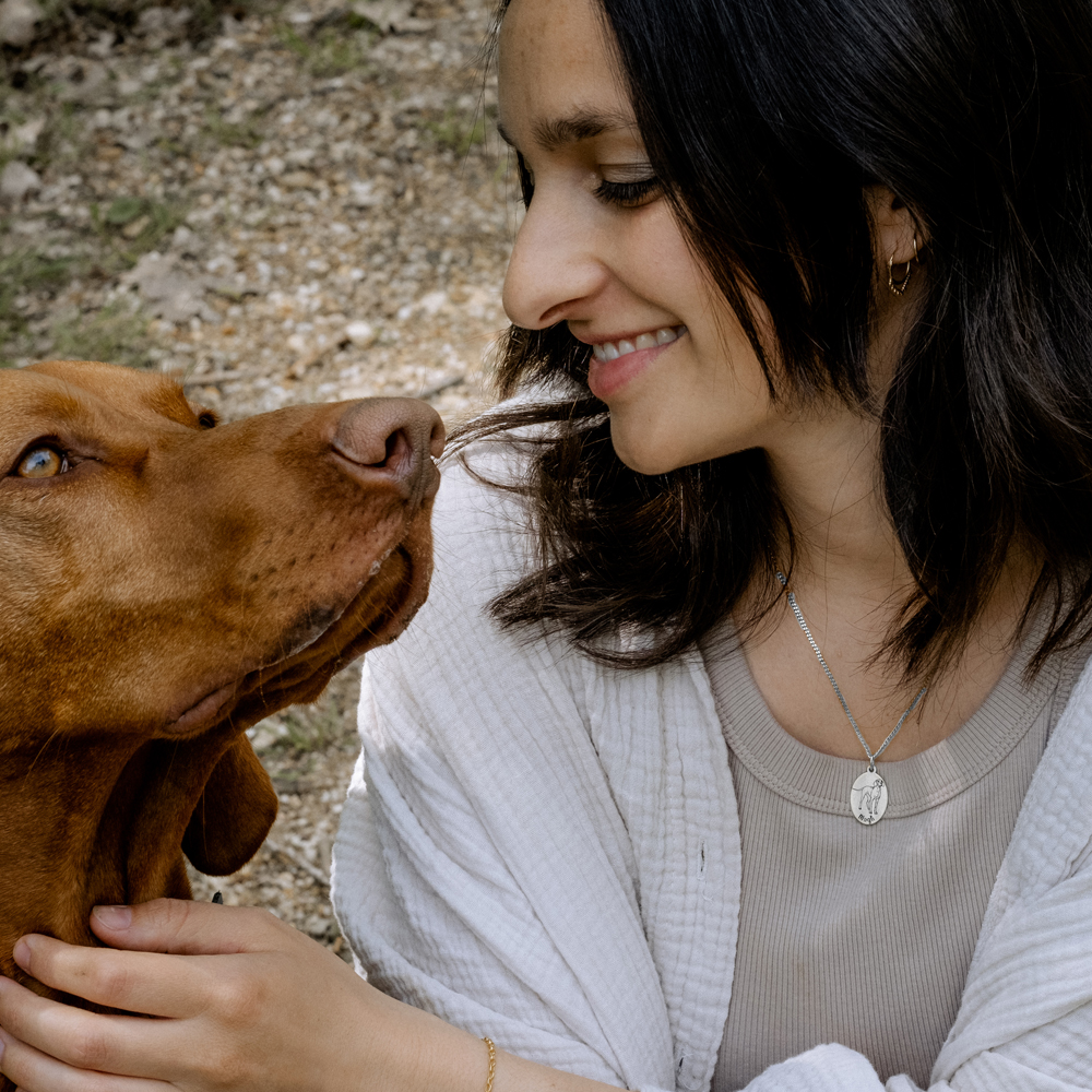 Silberner Anhänger mit Hundegravur Akita