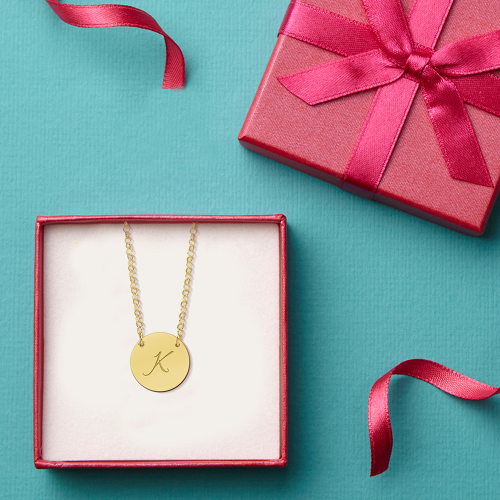 Goldener minimalistischer runder Anhänger mit Initial