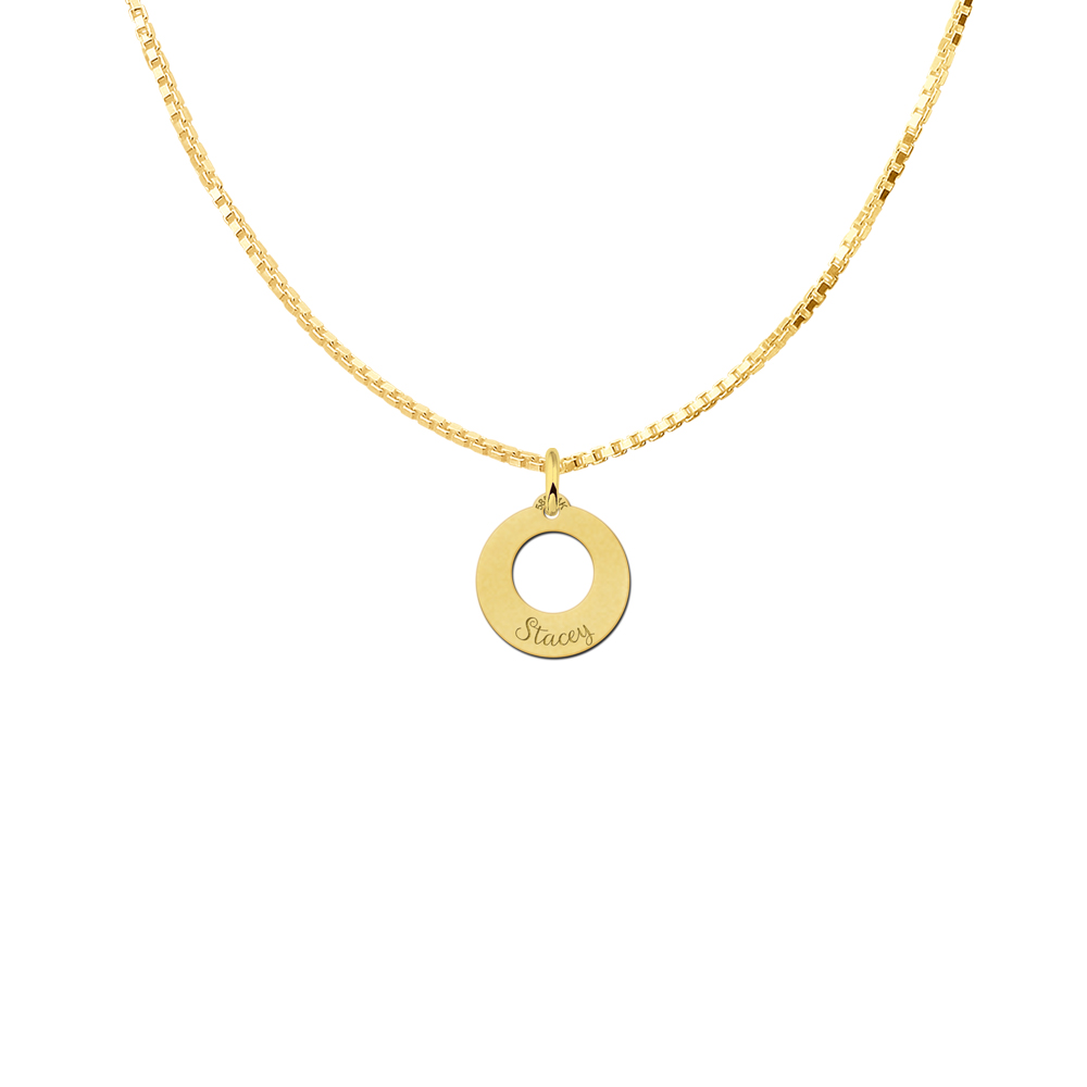 Kleiner goldener Anhänger mit Namen