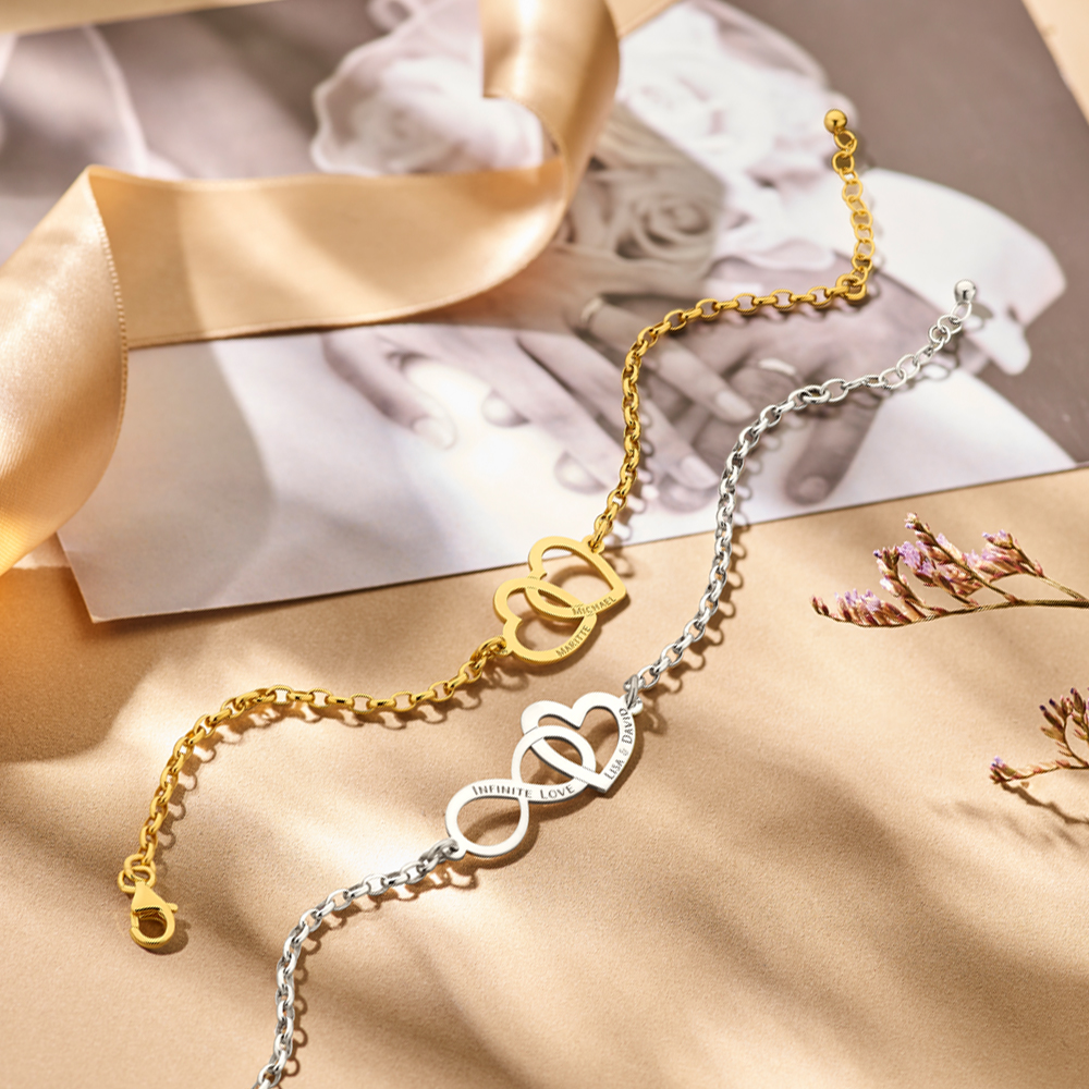 Goldenes Armband mit zwei Herzen