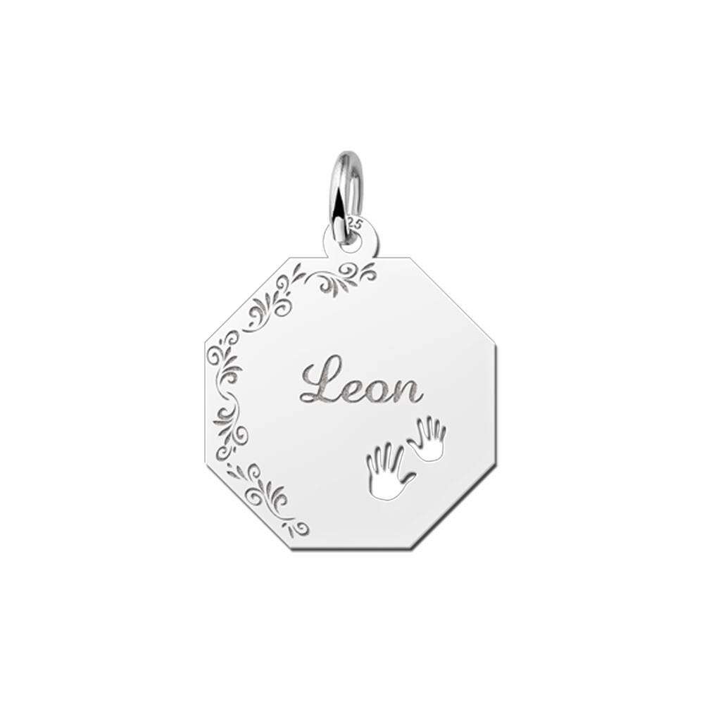 Eckiger Kettenanhänger aus Silber, Verzierung und Händchen Eckiger Kettenanhänger aus Silber, Verzierung und Händchen